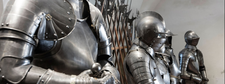 Die Rüstkammer zeigt zahlreiche spannende Exponate wie Rüstungen und Waffen.