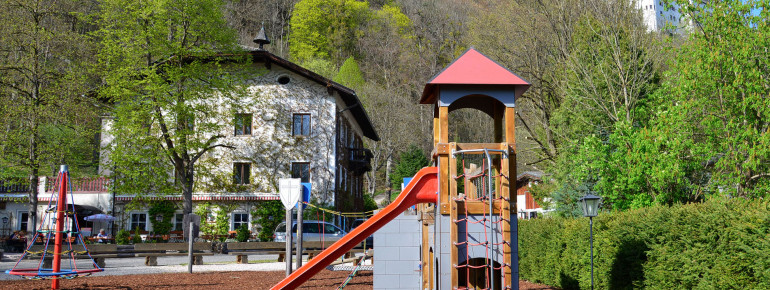 Neben dem Gasthof Schlosswirt gibt es einen Kinderspielplatz.