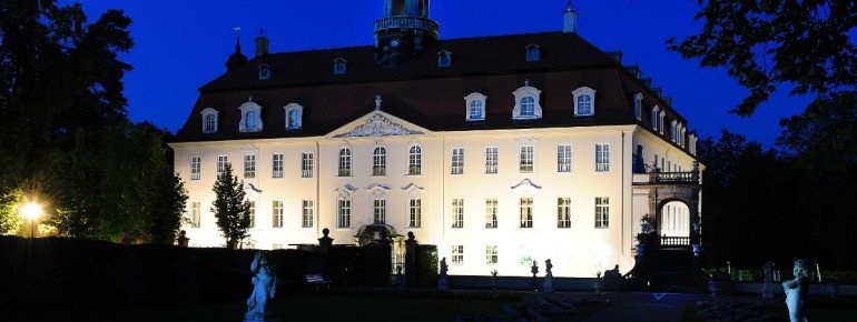 Das Schloss Lichtenwalde im Freistaat Sachsen wird abends beleuchtet. Es ist ein beliebtes Ausflugsziel in der Region.