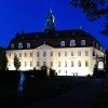 Das Schloss Lichtenwalde im Freistaat Sachsen wird abends beleuchtet. Es ist ein beliebtes Ausflugsziel in der Region.