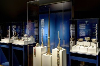 Im Schatzkammer-Museum können Exponate aus fernen Ländern betrachtet werden.
