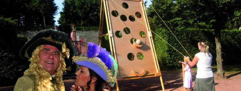 Bei den 'Lichtenwalder Parkspiele' können die Besucher die Spielewelt des Barocks erfahren.