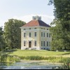 Das Schloss Luisium ist idyllsich am See gelegen und von einem großen Park umgeben.