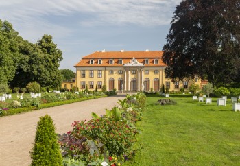 Das Schloss und der Park Mosigkau ist ein seltenes, fast vollständig erhaltenes Rokoko-Ensemble in Mitteldeutschland.