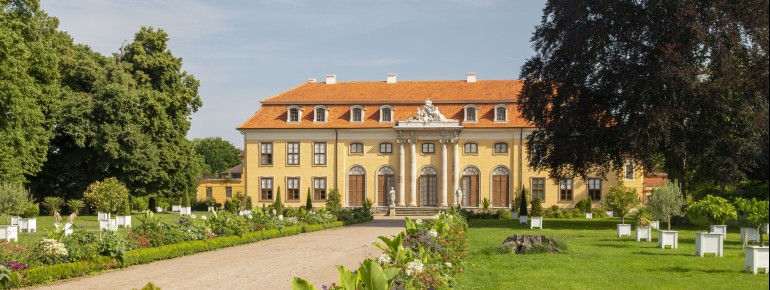 Das Schloss und der Park Mosigkau ist ein seltenes, fast vollständig erhaltenes Rokoko-Ensemble in Mitteldeutschland.