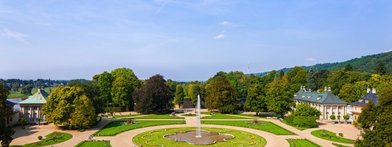 Die weitläufige Parkanlage lädt mit kunstvoller Gartenarchitektur und alten Baumbeständen zum Flanieren ein.