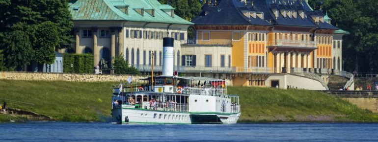 Mit dem Ausflugsschiff erreichst du das Schloss stilvoll über den malerischen Schlosshafen.