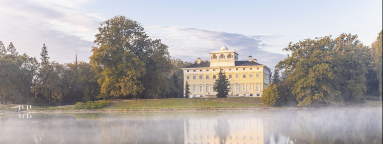 Das Schloss Wörlitz liegt direkt am Ufer des Wörlitzer Sees.