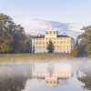 Das Schloss Wörlitz liegt direkt am Ufer des Wörlitzer Sees.