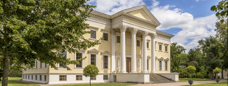 Das Schloss im englischen Landhausstil gilt als Gründungsbau des Klassizismus in Deutschland.