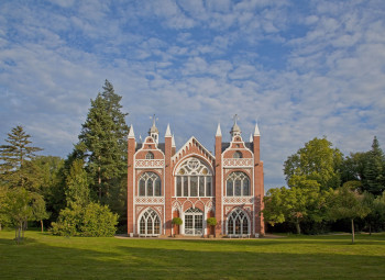 Das Gotische Haus beeindruckt bereits mit seiner Fassade.