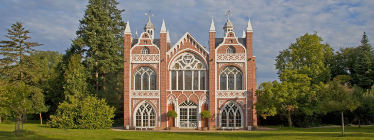 Das Gotische Haus beeindruckt bereits mit seiner Fassade.