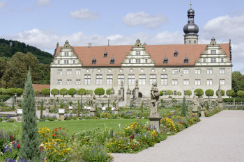 Als herrschaftlicher Sitz mit langer Geschichte und außergewöhnlicher Erhaltung gehört Schloss Weikersheim zu den bedeutendsten Monumenten in der südwestdeutschen Schlösserlandschaft.