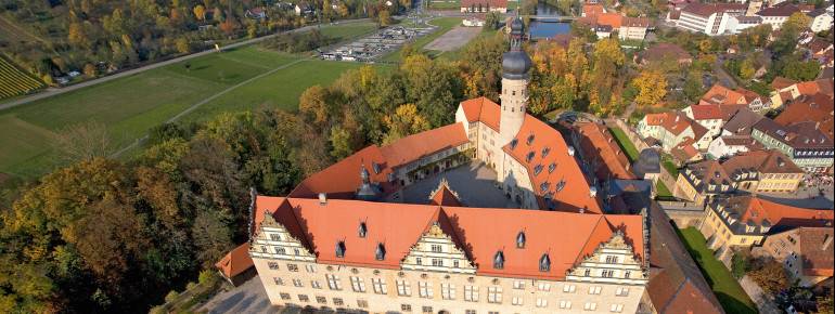 Aus der Luft sieht man den erstaunlichen Grundriss von Weikersheim: Das Schloss ist dreieckig.