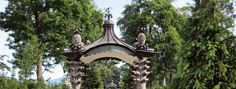 Die Schlossanlage ist bekannt für ihren Rokokogarten.