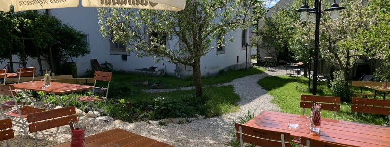 Im Biergarten des Schloss Wappersdorf lässt es sich nach einer langen Wanderung gut entspannen.