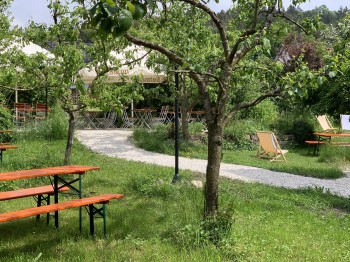 Im Biergarten gibt es auch einige Liegestühle für die Gäste.