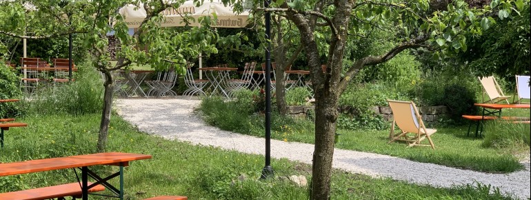 Im Biergarten gibt es auch einige Liegestühle für die Gäste.