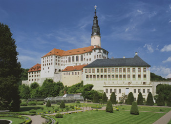 Schloss und Park Weesenstein sind im Besitz des Freistaates Sachsen.