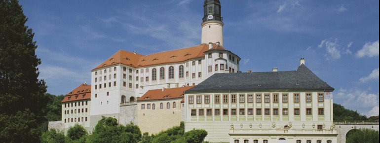 Schloss und Park Weesenstein sind im Besitz des Freistaates Sachsen.