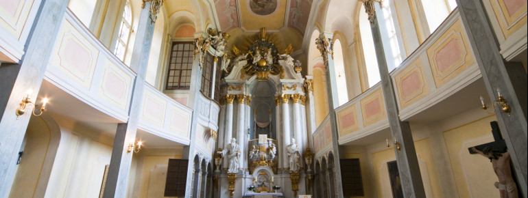 Die barocke Schlosskapelle bildet den architektonischen und künstlerischen Höhepunkt der Anlage.