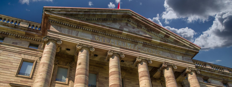 Eingebunden in das Gesamtkunstwerk Bergpark Wilhelmshöhe entstand ab 1786 in mehreren Etappen das Schloss Wilhelmshöhe.