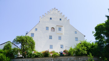 Der Ort und seine besondere Lage innerhalb des Alpenvorlandes bilden den Ausgangspunkt der ständigen Sammlung des Schloßmuseums Murnau.