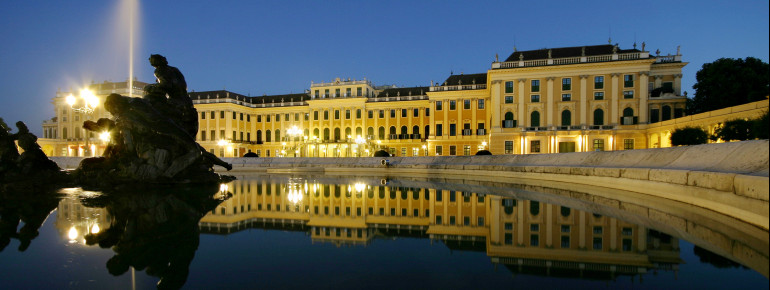 Schloss Schönbrunn bei Nacht.