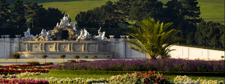 Der Neptunbrunnen mit Gloriette im Hintergrund.