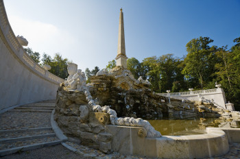 Der Obeliskbrunnen im Schlosspark von Schönbrunn.