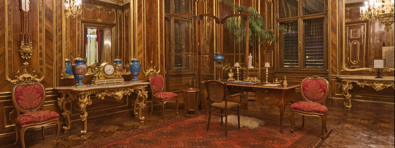 Das Nussholzzimmer wurde bereits um 1765 mit der namensgebenden Nussholzvertäfelung als Audienzzimmer ausgestattet.