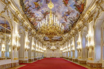 Die Große Galerie im Schloss Schönbrunn. Durch ihre ideale Größe wurde sie seit Mitte des 18. Jahrhunderts für Bälle, Empfänge und als Tafelsaal genutzt.