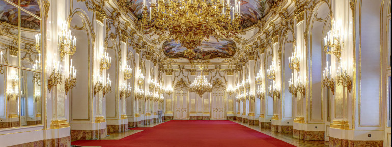 Die Große Galerie im Schloss Schönbrunn. Durch ihre ideale Größe wurde sie seit Mitte des 18. Jahrhunderts für Bälle, Empfänge und als Tafelsaal genutzt.