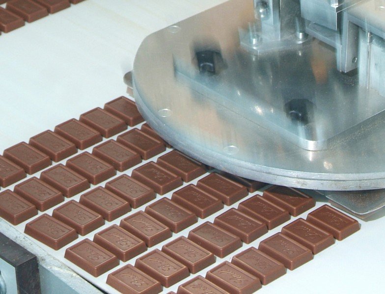 Плитка шоколада масса. Формовка шоколада. Аппарат для конширования шоколада. Формовочный шоколад. Аппарат для производства шоколадных плиток.