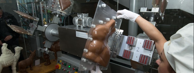 Schokohasenherstellung für die Osterzeit