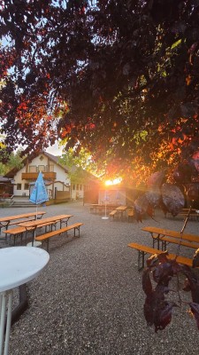 Die Abendsonne lässt sich im Biergarten vom Park gneißen.