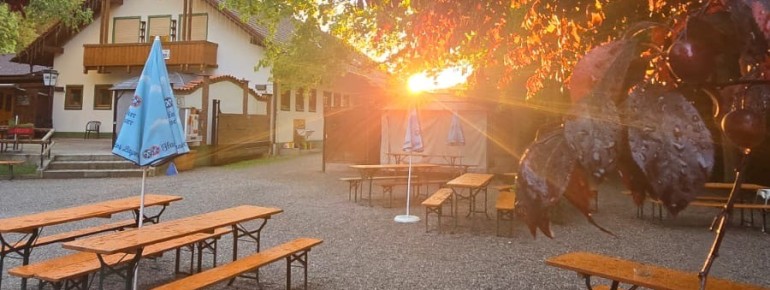 Die Abendsonne lässt sich im Biergarten vom Park gneißen.