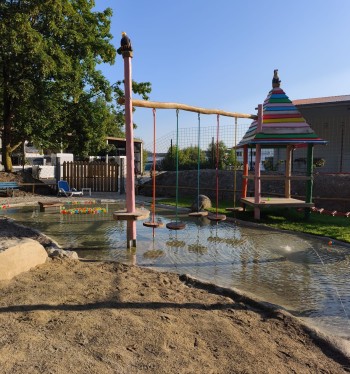 Für eine Abkühlung an heißen Tagen sorgt der Wasserspielplatz.