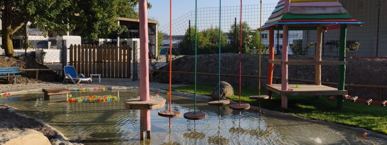 Für eine Abkühlung an heißen Tagen sorgt der Wasserspielplatz.