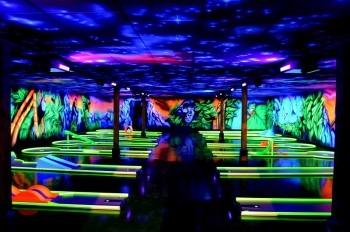 Auch für schlechtes Wetter gewappnet: Die Indoor Dschungel-Minigolf-Anlage.