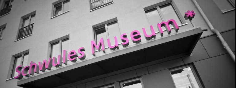 Seit 1985 finden im Schwulen Museum Berlin verschiedene Ausstellungen und Veranstaltungen zur Kultur und Geschichte der LGBTQ+ Communities statt.