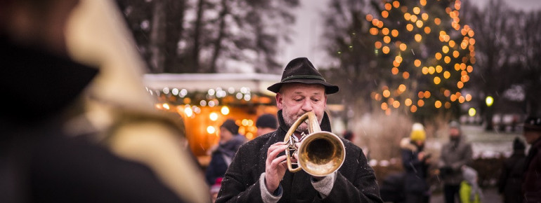 Lausche der weihnachtlichen Musik beim Seeadvent Bad Wiessee.