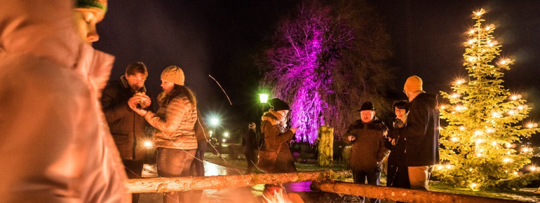 Bei Glühwein kannst du am wärmenden Feuer den musikalischen Klängen lauschen.