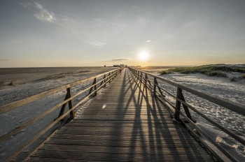 Mit 1.095 Metern gehört die Seebrücke in St. Peter-Ording zu den längsten Seebrücken Deutschlands und ist ein Wahrzeichen der schleswig-holsteinischen Nordseeküste.