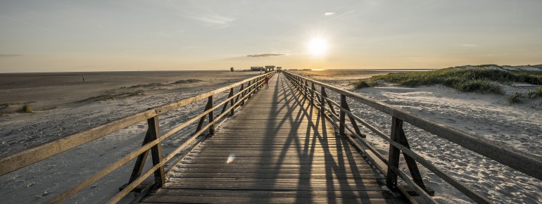 Mit 1.095 Metern gehört die Seebrücke in St. Peter-Ording zu den längsten Seebrücken Deutschlands und ist ein Wahrzeichen der schleswig-holsteinischen Nordseeküste.