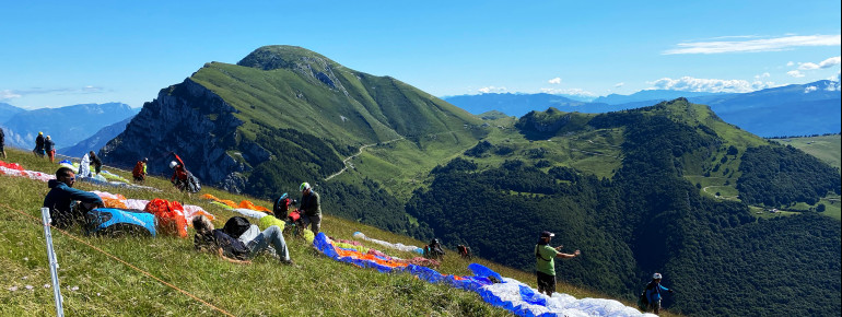 Bei passendem Wetter sind auf dem Monte Baldo jede Menge Gleitschirmflieger unterwegs.