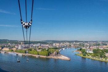 Der Blick von den Gondeln aus zeigt die Wahrzeichen der Stadt.