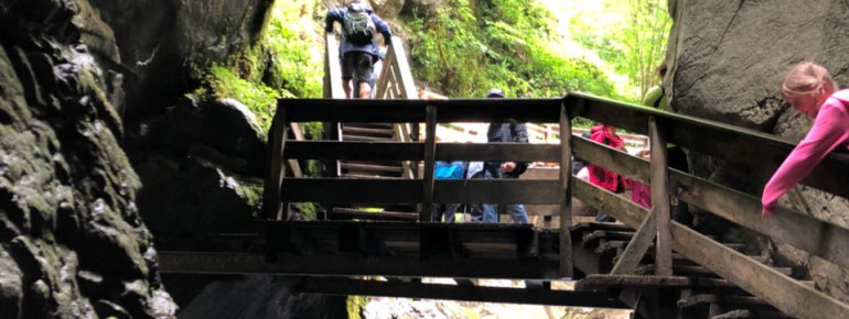 Treppen überwinden die steilen Stellen der Klamm.