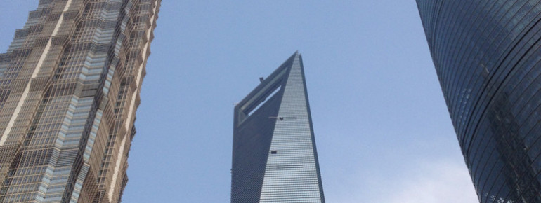 Der Shanghai Tower ist teil eines architektonischen Ensembles aus drei Wolkenkratzern.