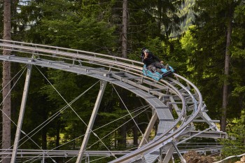Dank energieeffizientem Antrieb und naturnaher Bauweise fügt sich die Bahn umweltschonend in die Landschaft ein.